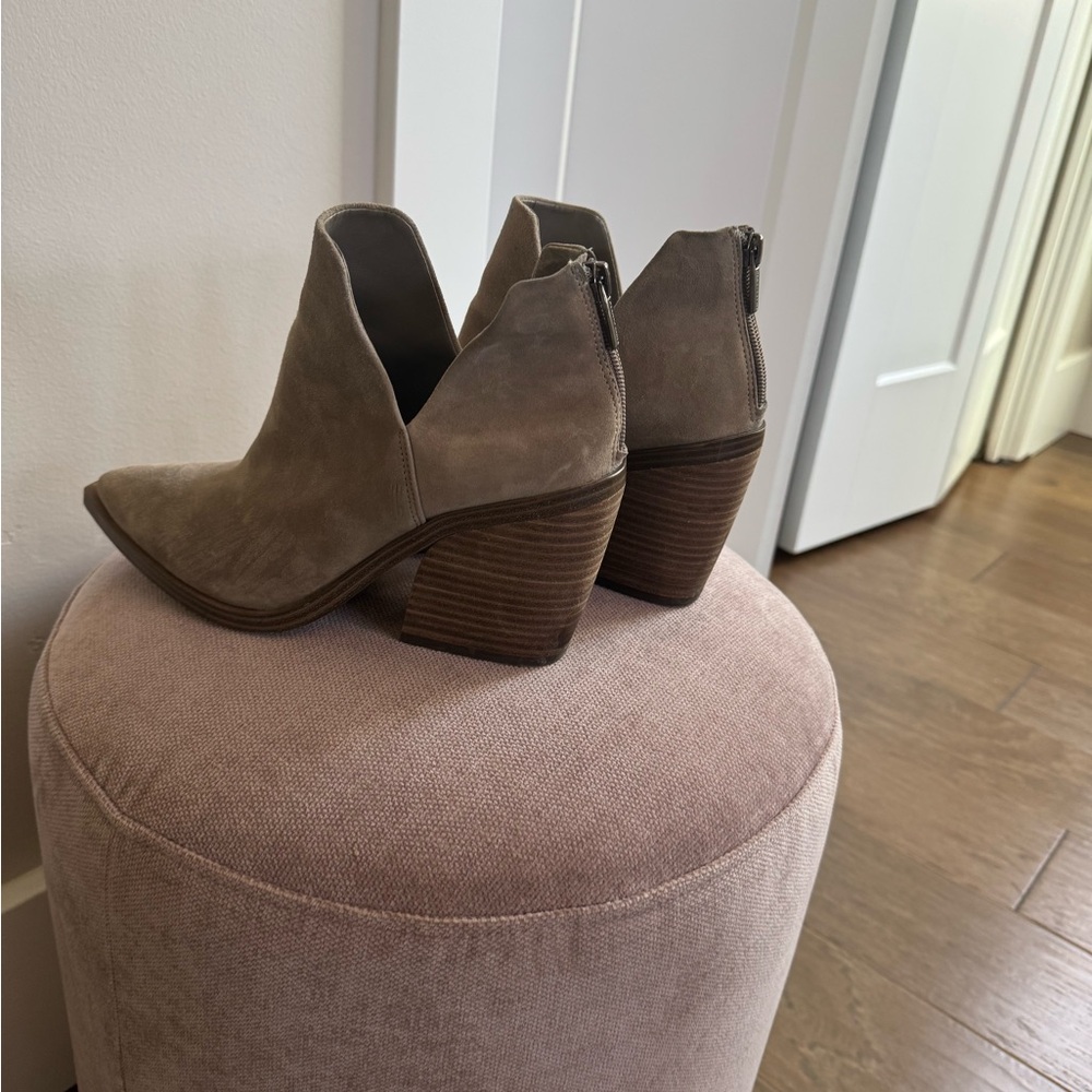 Vince Camuto Stylish Tan Ankle Boots - Size 8.5